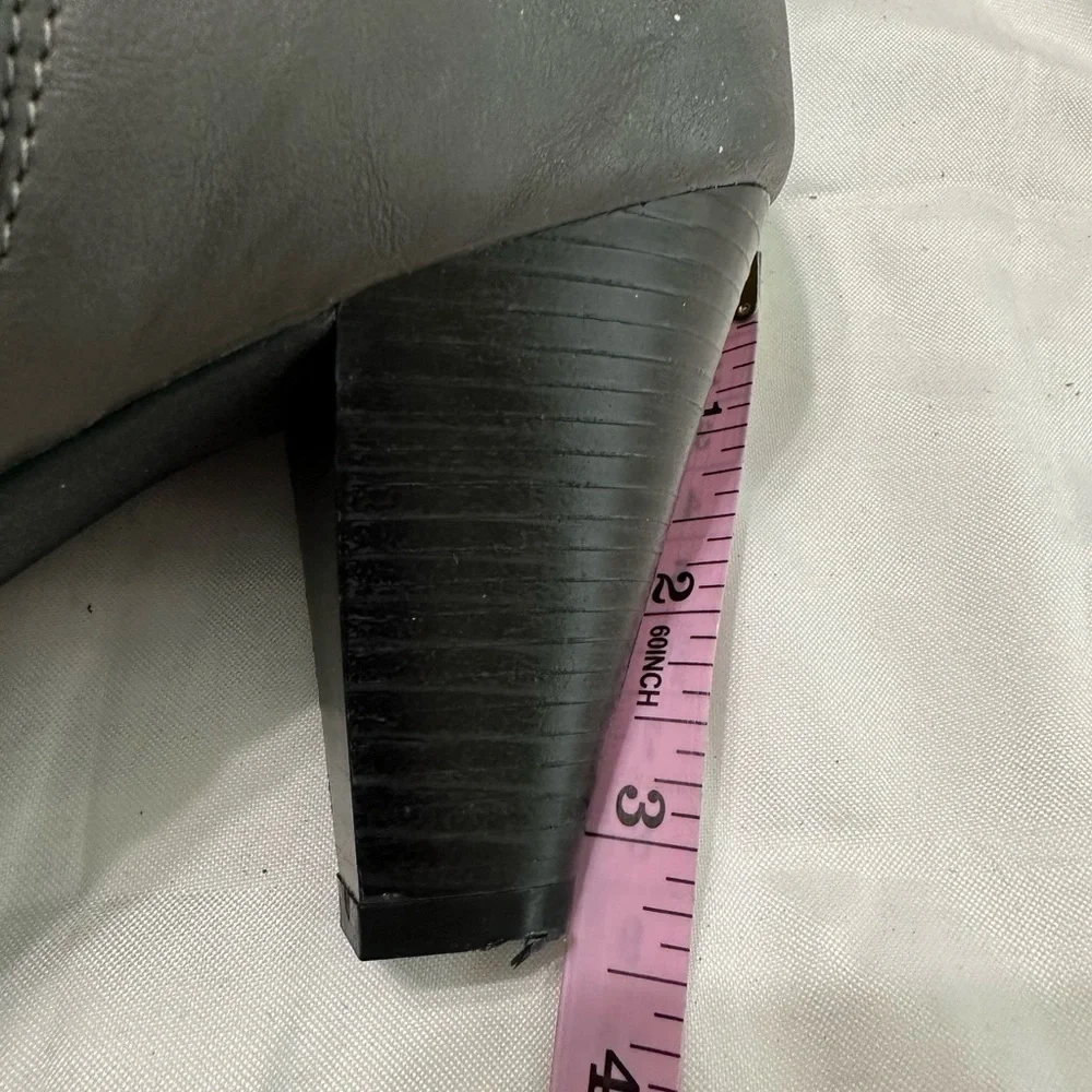 💙3/$20 WOMEN’S grey heeled boots size 8.5